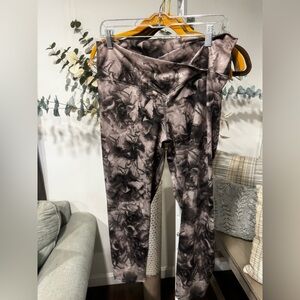 Evolution and Creation Capri Marbled Black & Gray Leggings